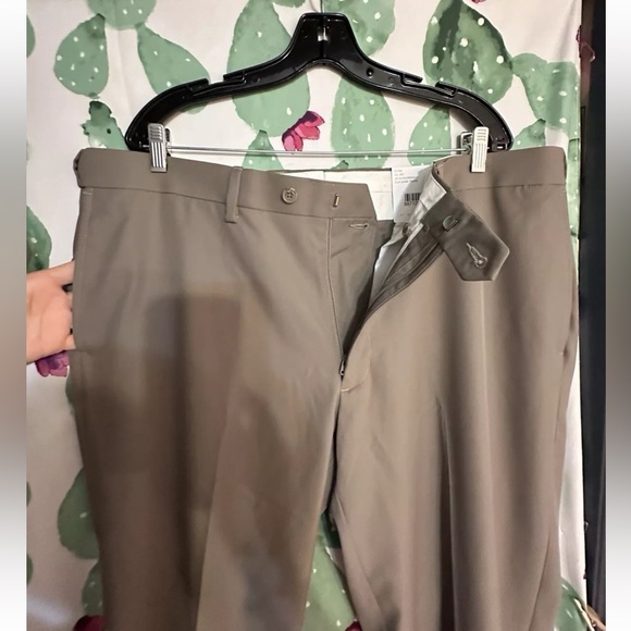 GS Perfect Fit Men’s Dark Taupe Flat Front Modern Fit Dress Pants Size 42/32 - Picture 2 of 6
